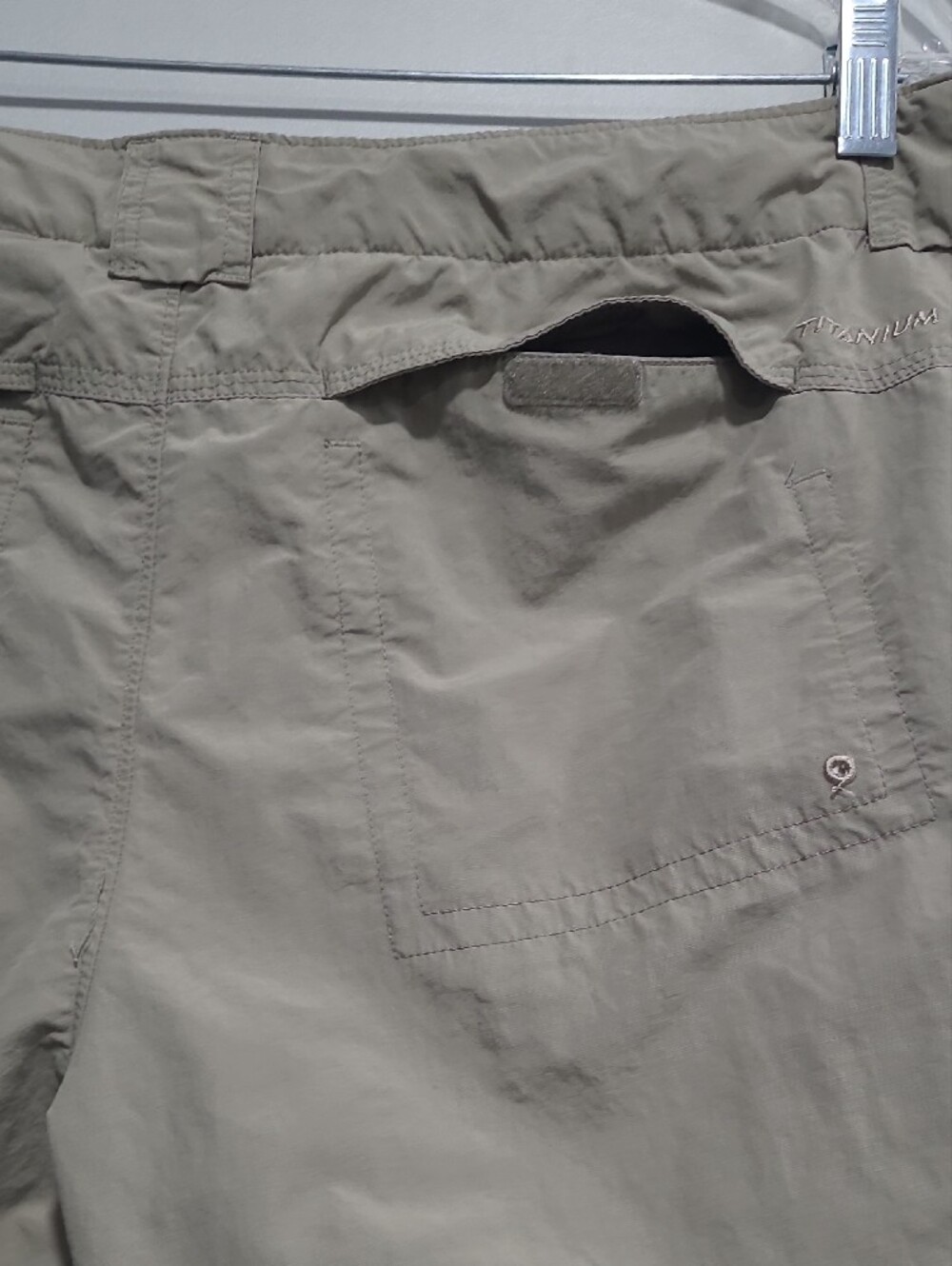 COLUMBIA Titanium Beige Cargo Capri Shorts Sz 14 OMNI DRY Zipper Pocket 36"waist - Picture 3 of 16